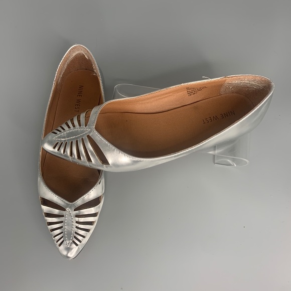 Nine West Silver Laser Cutout Flats Taupazl 1 Size 6 Gently Worn - Picture 7 of 9